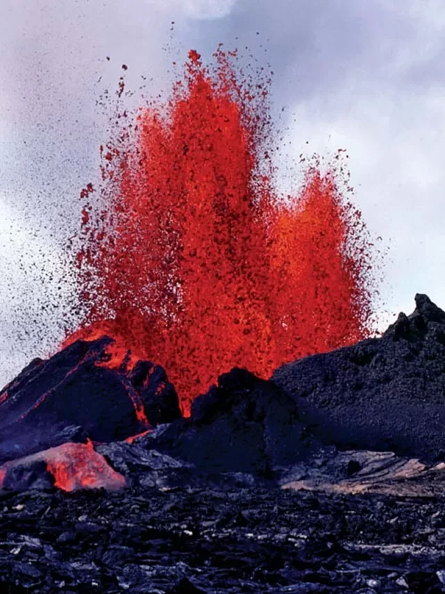 World’s Largest Volcano Mauna Loa, Hawaii Erupts